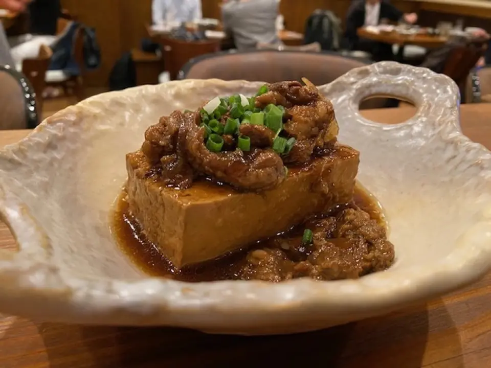 您可以品嚐到浸透伊凡裡牛肉風味的豆腐和調味完美的伊凡裡牛肉。我們也可以選擇將這道什米甚米豆腐配上米飯作為點睛之筆。