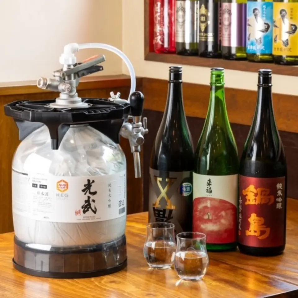 我們精心挑選來自日本各地的美味清酒。在福岡，我們也經營小桶生水，這種生水是在真空設備中填充的，而不是在福岡很少見的瓶子存放。由於填充後不與氧氣接觸，因此您可以享受啤酒廠的鮮榨咖啡。您可以與我們的工作人員一起享受新的發現，同時找到您最喜歡的清酒。
