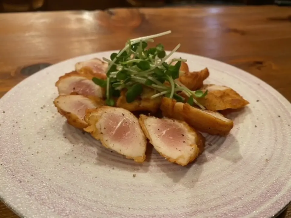 類似tataki（早晨炸雞）的炸雞。這是與自製蜂蜜芥末醬完美搭配的傑作。享受酥脆的外衣和濕潤的內部口感。