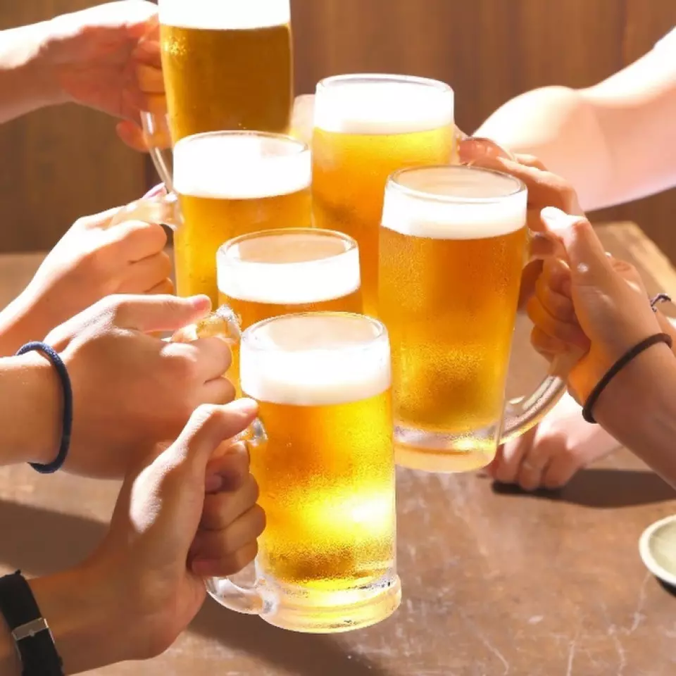 2小時1,800日圓，可以享用生啤酒、瓶裝啤酒等60多種飲品。請在預訂或訂購時告知我們。