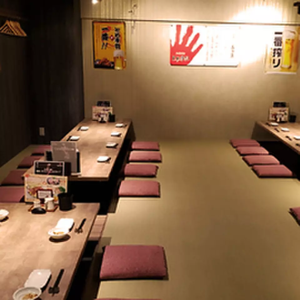 我們將根據人數準備「horigotatsu」座位。宴會廳最多可容納40人（非包廂）。推薦在發表會和各種宴會上◎我們提供招牌菜單「特製雞翅」以及引以為傲的九州特產和美味飲料等各種能滿足所有人需求的套餐。