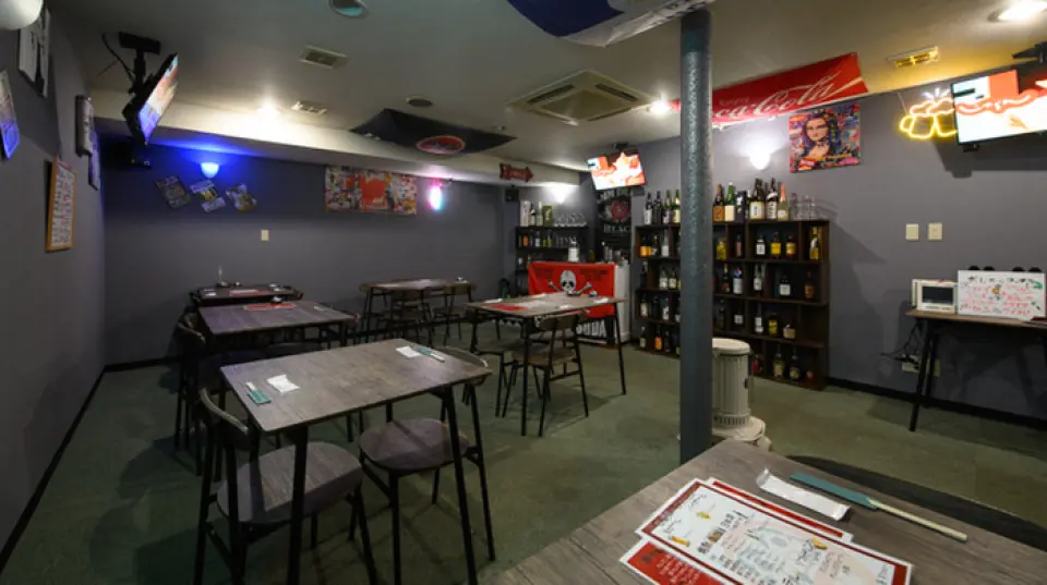 Once you enter the restaurant, you'll find a homey dining izakaya. The calm lighting and uniform interior create a comfortable and casual atmosphere. It's just 5 minutes from the west exit of Zasshonokuma Station on the Omuta Line, making it a convenient location for gatherings. We can also accommodate private parties of 18-24 people, so please feel free to contact us with your budget and number of guests. We're also open until 3am on Saturdays! Feel free to use us as your second or third stop after the last train or on your way home from work.