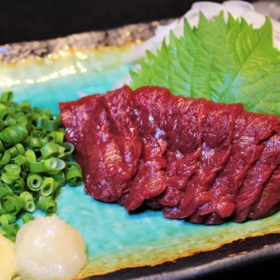 不仅鸡肉刺身美味，我们还提供马肉刺身！樱花油在舌尖融化，带来营养丰富的味道。与磨碎的大蒜和生姜等调味品一起享用。