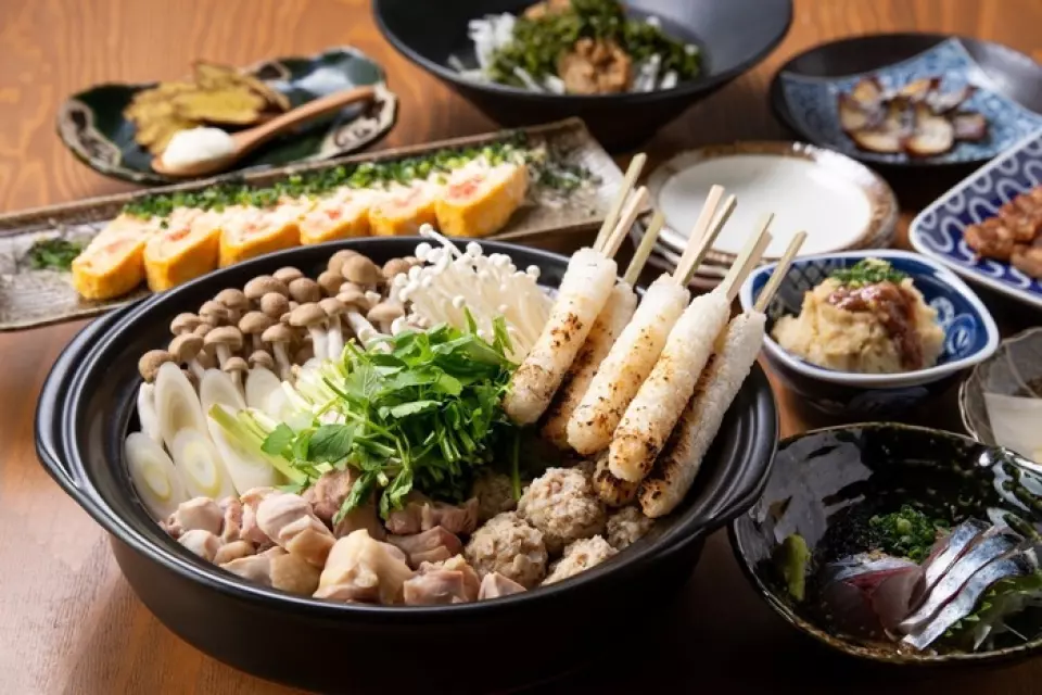 Món ăn nhất định phải thử là đặc sản Tỉnh Akita "Kiritanpo Nabe", được làm từ gạo vùng Tohoku. Bạn có thể thưởng thức kiritanpo thủ công, được làm từ gạo mới nấu chín nướng trên than củi, cùng với món súp làm từ nước tương có thịt gà và nấm. Hương vị phong phú và kết cấu dai của món súp rất tinh tế. Ngoài ra, chúng tôi còn cung cấp các món ăn gọi món như Inaniwa udon và xiên để kết thúc bữa ăn, cũng như một món ăn (5.000 yên) bao gồm tất cả các món- đồ uống có thể Bạn có muốn dùng bữa hay tiệc tùng trong mùa lạnh không?