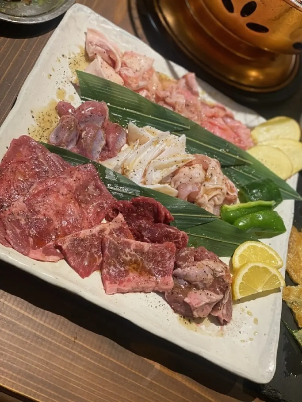 我们的商店专门供应每天购买的新鲜肉类。其中，我们不仅提供猪肉荷尔蒙的熟悉部位，还提供“gatsu”、“kobukuro”、“teppo”等稀有部位！嚼劲十足的口感和入口即化的油脂，让你忍不住用筷子，有人会为它的美味而疯狂，这也说明了它的稀有价值。还推荐可以品尝并比较稀有部位的“热热荷尔蒙4件套”！请尽情享受我们引以为豪的荷尔蒙吧♪