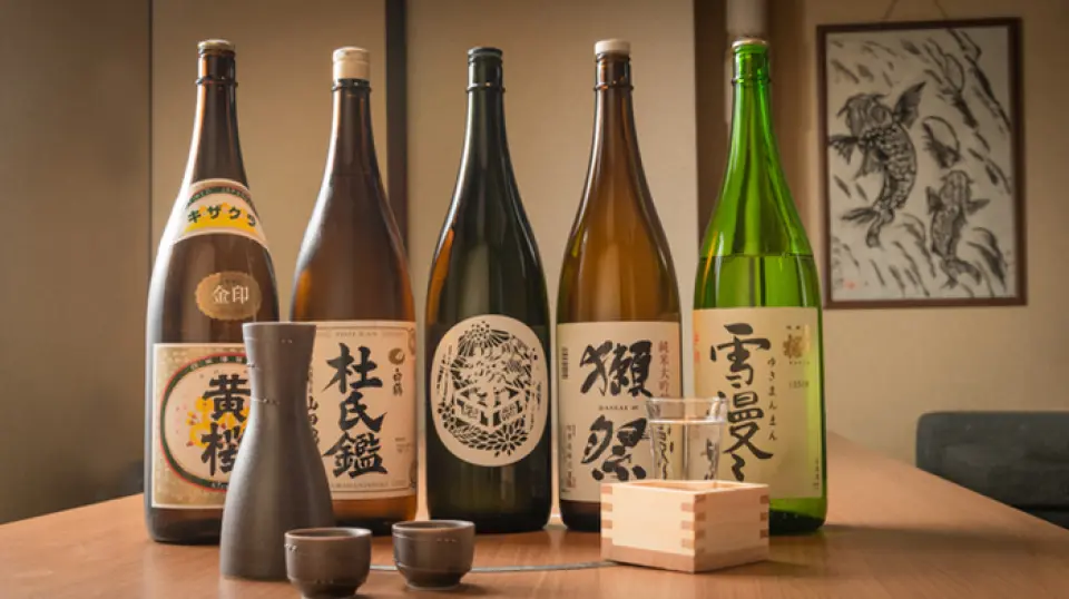 提供與肉類搭配的啤酒、清酒、葡萄酒等多種飲品，以及從九州等地採購的威士忌、燒酒等。隨著每月菜單的變化，我們也改變了酒類產品陣容。除了深受女性歡迎的果汁飲料和雞尾酒外，我們還提供軟性飲料，因此非常適合兒童和不喜歡喝酒的人。