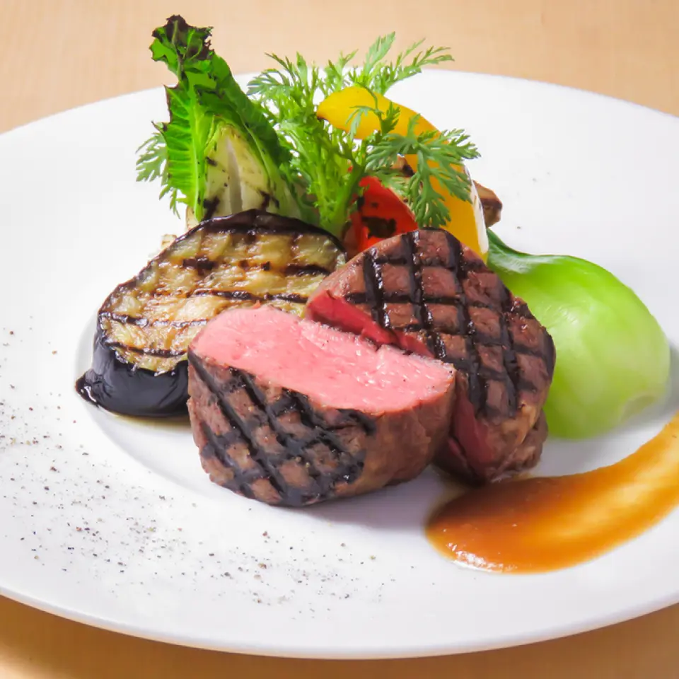 One dish we highly recommend is our vacuum-cooked steak. Seasoned meat is vacuum-sealed and cooked at low temperature for a long time to make it as tender as possible. We carefully select meat from various regions, including Kirishima pork and Kagoshima Prefecture black-haired wagyu beef. We also use fish and vegetables delivered directly from the market, and serve creative cuisine incorporating a variety of international influences. Enjoy our proud dishes with our carefully selected sake and wine.