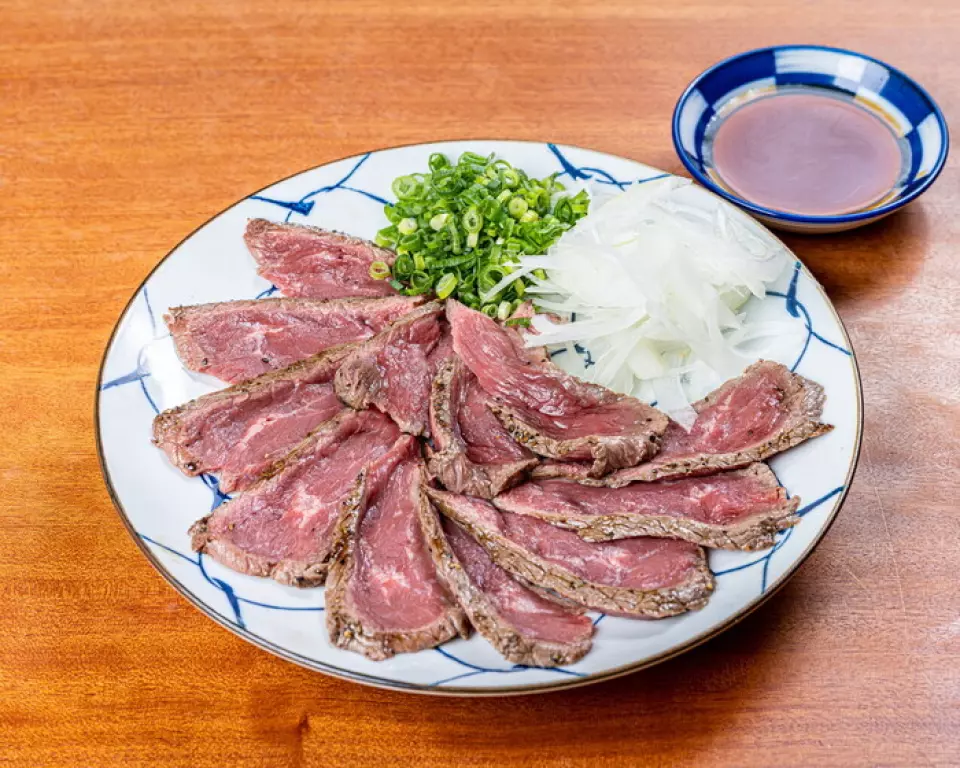 Grass-fed beef is free-range and eats grass, so it is rich in nutrients such as protein, vitamins, iron, and zinc, making it no exaggeration to say that it is like an edible supplement! It is not only effective for dieting, but also gives youthfulness to hair and skin. Even if you eat a lot of grass-fed beef, you will not gain weight at all, but on the contrary, your metabolism will increase and you will naturally lose weight to an ideal weight. For that reason, it is very popular with women ♪
