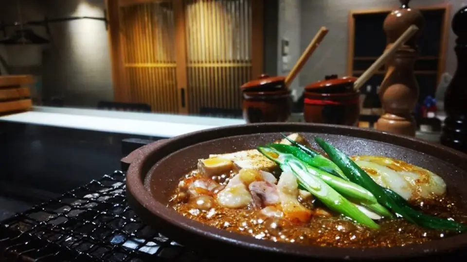 提供以熊本县产的土鸡、野味、购买整只鸡并在自家烹调的日本料理为中心的套餐。另外，我们还提供从全国各地采购的野味肉，其部位随日期而变化，以及可以品尝到稀有部位的烤鸡肉串。尽情享受时令菜肴与多种葡萄酒的搭配。此外，我们还准备了一系列便当盒，如果您在前一天联系我们，我们可以在第二天的 12:00 至 16:00 之间送货。我们期待提前收到您的来信。