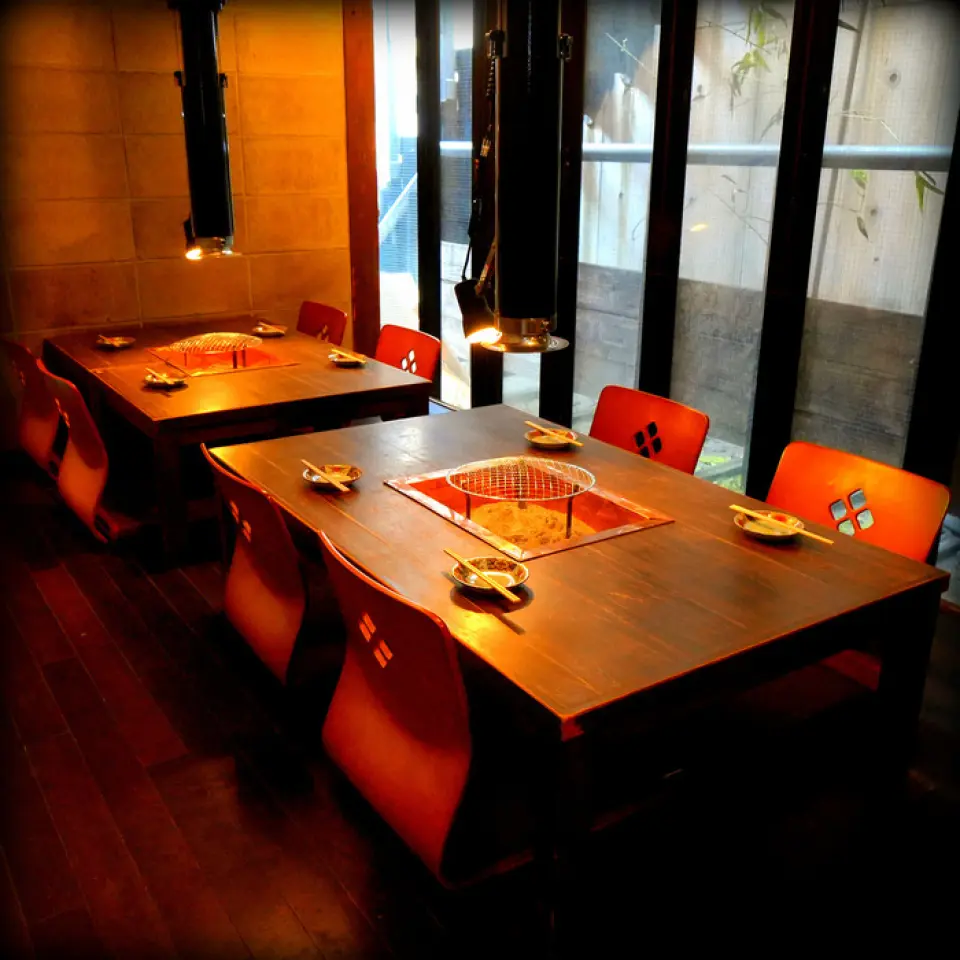 本店位於小倉站附近。一踏進店裡，你就會感覺彷彿走進了一個故事的世界。店裡充滿了懷舊的氣氛，設有吧台座位，可以與朋友或關心的人面向同一方向，享受烤肉的樂趣！還有一間榻榻米房間，您可以在壁爐旁放鬆身心並享用新鮮的肉類。請在以顧客和肉為主角的空間享用美食。