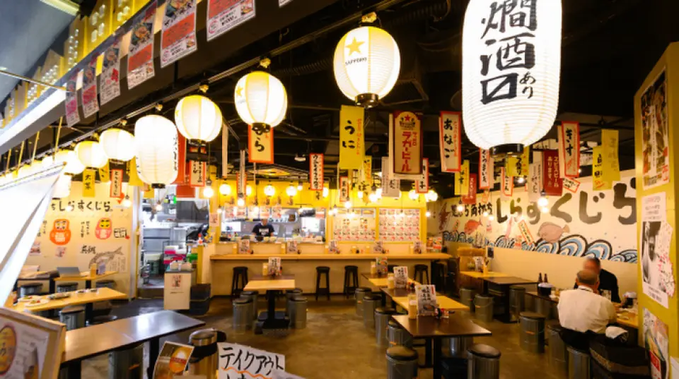 The bright and spacious restaurant has counter seats that are easy for individuals to use, as well as rearrangeable tables. You can sit on large chairs made from oil cans and enjoy a lively time. Also, since it is located inside the Hakata Station bus terminal, it is perfect for an evening drink during a business trip. We can accommodate up to 50 people, so please feel free to contact us for large banquets. We look forward to seeing you!