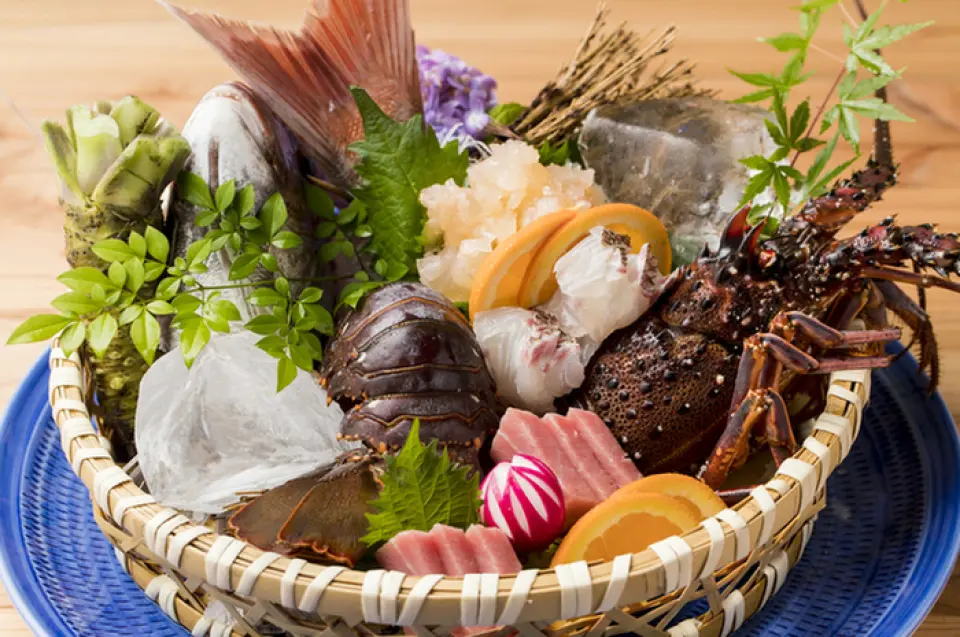 Fresh seafood, mainly from the Genkai Sea, and freshly picked vegetables, mainly from Itoshima, are carefully brought to life by experienced chefs, who turn them into sophisticated dishes. At our restaurant, you can also enjoy fish that are delivered directly from Itoshima every week and are not available in the market, only known to those in the know! Please enjoy a variety of dishes made with carefully selected ingredients. We look forward to welcoming you.