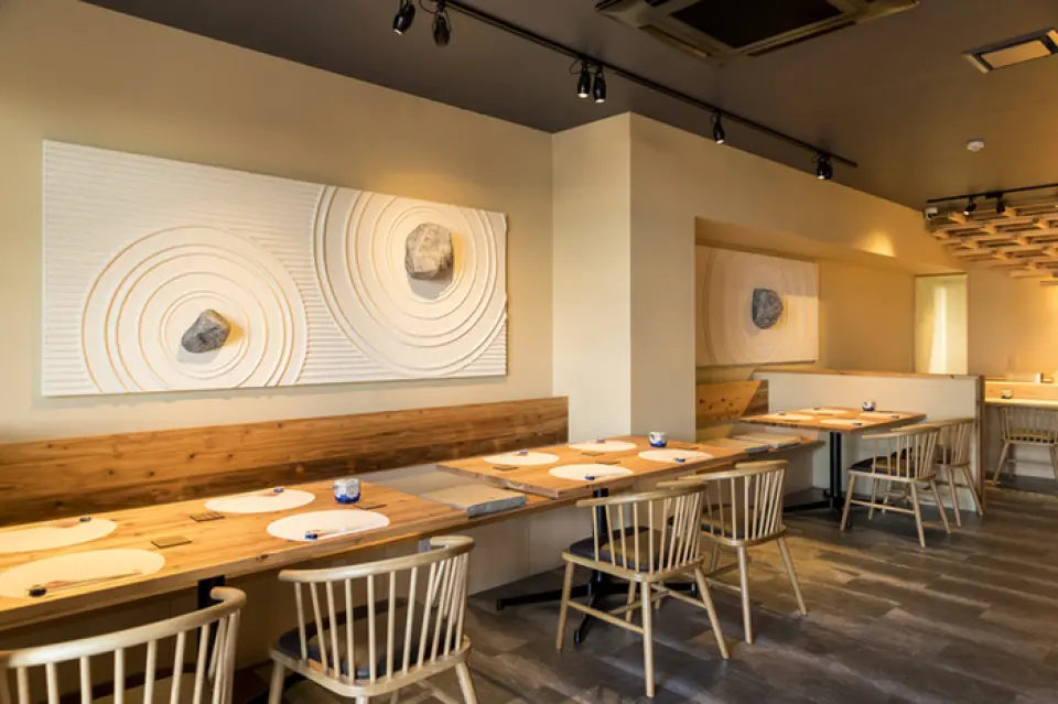 The restaurant has a total of 46 seats in a stylish, modern Japanese style space, and photos look great no matter where you take them. We also provide children's menus and charging ports and power outlets at every seat for smartphones and tablets, so that families can come and enjoy the restaurant. We have a variety of seating options, including counters, tables, raised floors, and sunken kotatsu tables. We also have private rooms, so you can use them for a wide range of occasions, such as family meals, dates, business entertainment, and birthdays.