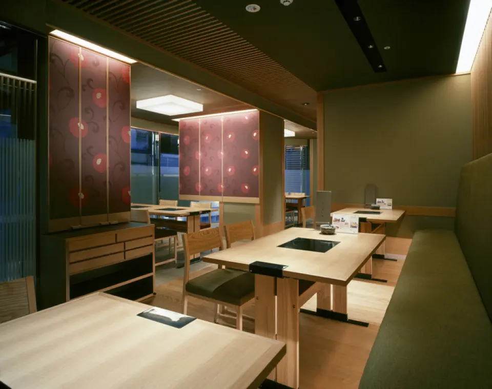 The interior of the restaurant is unified in a calm Japanese style so that our valued customers can relax, and we also have various private rooms available.We offer a variety of services so that important business clients, family, friends, and other important people can spend time with us.