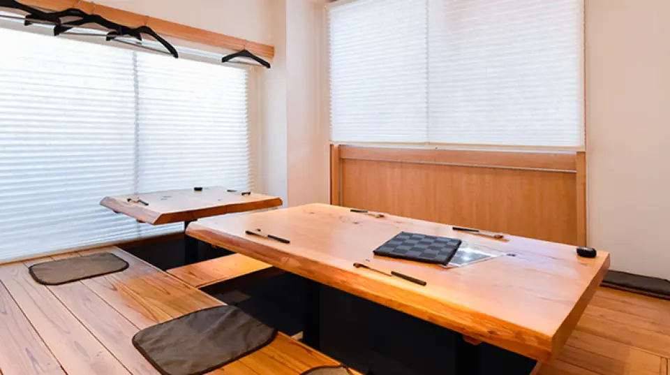 A calming Japanese space with a wooden motif. We have a variety of seats, including counter seats and table seats, to suit any occasion! We also have private tatami rooms with raised floors. We can accommodate private parties of 15 or more people by ordering our all-you-can-drink chef's course, which starts at 5,000 yen per person. Both Italian and Japanese cuisine are available, making it an ideal place for sightseeing or groups of 4 to 6 people. Order a variety of dishes and enjoy our proud cuisine.