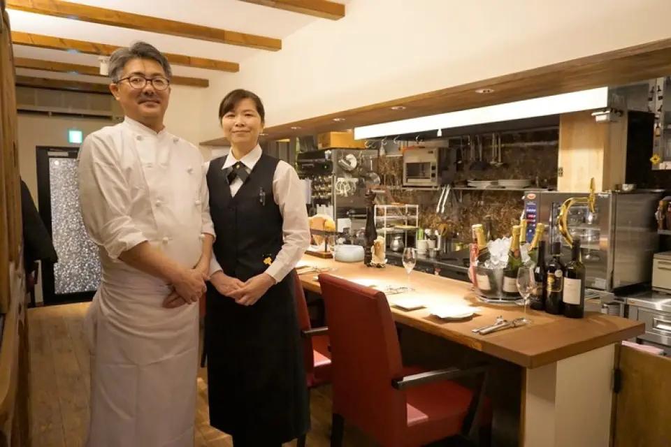 Owner chef Ueyama studied French cuisine in Japan, and is a talented chef who served as head chef at the ambassadorial residences of the United States, Israel, and Vienna. After returning to Japan, he returned to his hometown of Fukuoka and became the owner chef at Sumiyoshi's "Salamange Shu." He then opened [UEYAMA] in March 2016. The concept is "a restaurant where you can enjoy alcohol and wine." Together with his wife, the owner sommelier, he will treat you to fine wine, fine food, and a warm atmosphere.