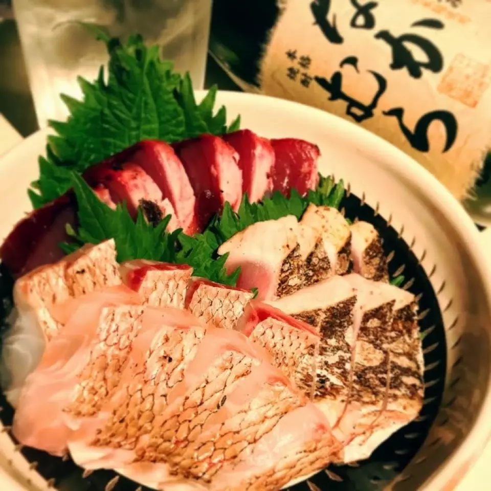 Our restaurant offers different snacks every day to go with your delicious alcoholic drinks. Enjoy seasonal food and drinks that change with the seasons. Our "Motsunabe" (offal hotpot) is made with 100% whole Kuroge Wagyu beef intestines and was even featured on a local Fukuoka TV program. It is finished with a simple soy sauce broth and we offer champon noodles for the final dish. It's perfect for filling up on something filling!