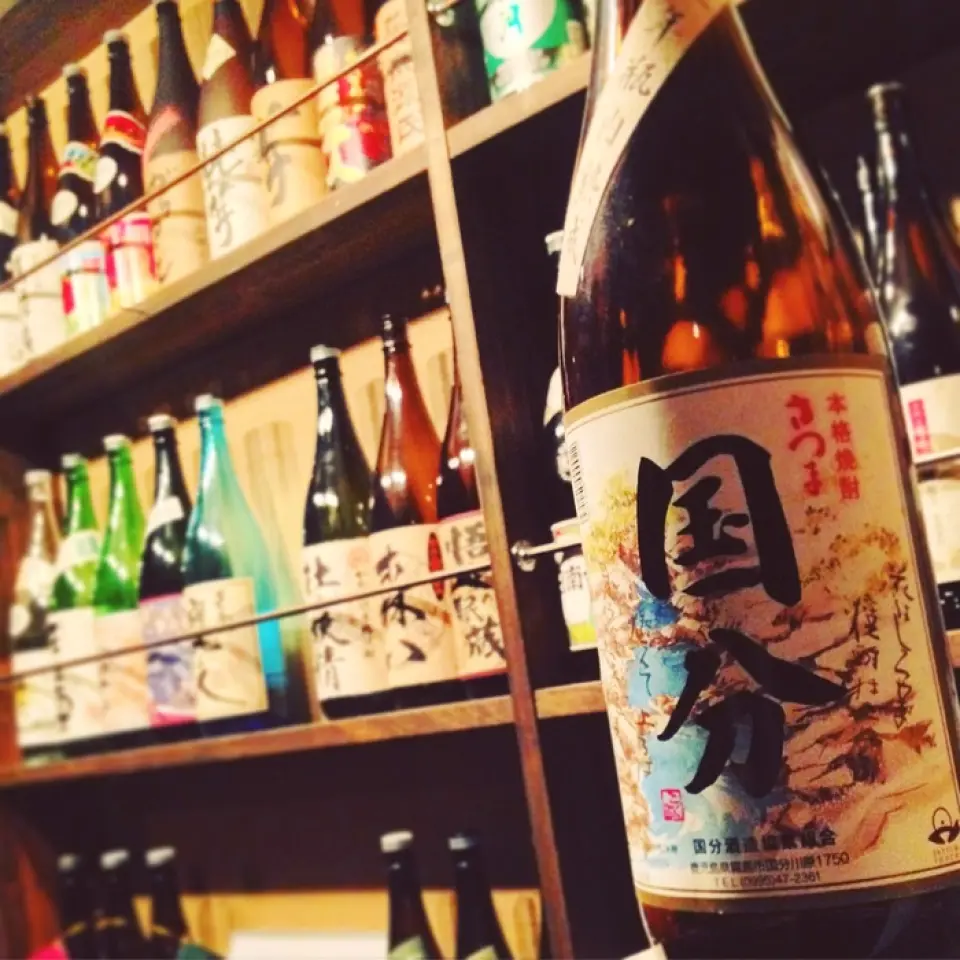 In order to convey the deliciousness of Japan, we offer carefully selected alcoholic beverages that are domestically produced or have some connection to Japan. Choose from our rich lineup of 300 types to suit your tastes and the mood of the day. We always have more than 150 types of shochu, mainly from Kyushu. We also have 70 types of sake carefully selected from breweries all over the country. Please enjoy these exquisite items, which the owner himself has personally visited and carefully selected.