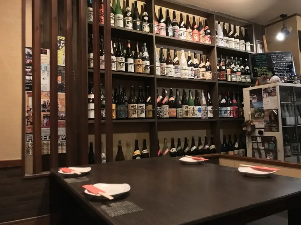 Located in the suburbs of Kokura Kita Ward, our bar has a relaxed atmosphere with a focus on Japanese sake. The counter seats are spaced far apart, so you won't feel stuffy. Perfect for a first party for 2-4 people. We hope you'll find this a bar you'd like to go to with someone, or go to alone. The owner's cheerful atmosphere is also one of our charms. Whether you're visiting for the first time or are a local, please feel free to stop by.