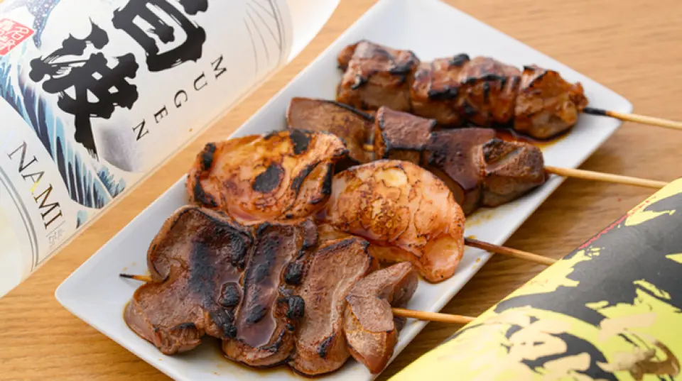 The must-try specialty dishes are "Abura Kushi," made by cutting up Kikuabura (the fat around the small intestine of a pig) into small pieces, skewering them and grilling them over charcoal, and "Motsuni" (offal stew) made with rice miso and red miso. Among them, the stewed offal, made by stewing the large intestine for the perfect amount of time until it becomes soft and tender, is a proud dish made with great care by the owner. Other dishes on the menu that go well with alcohol include "Celery Potato Chips" and "Aurora Dashi Tomato," which is whole marinated in kelp and bonito stock. Please choose your favorite dish from the menu!