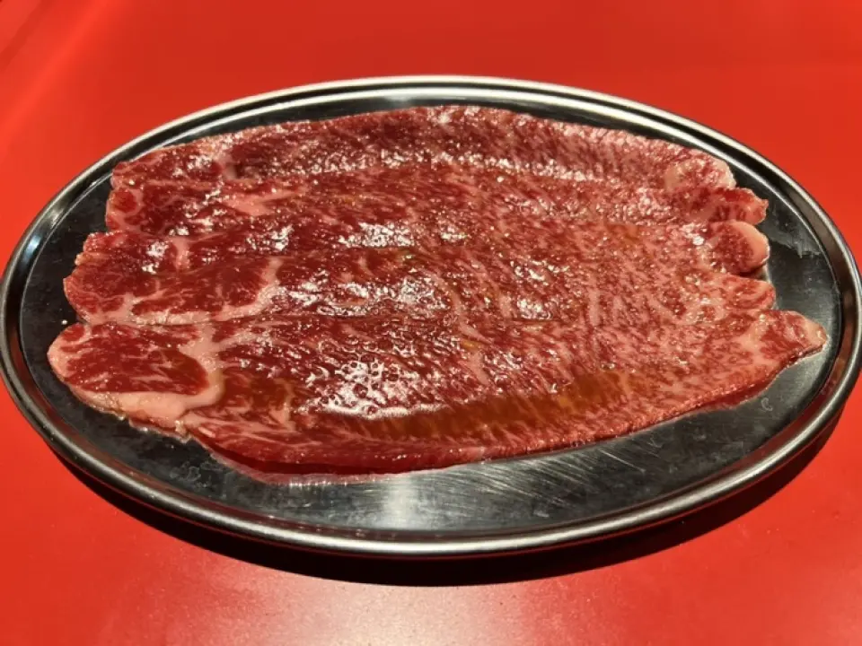 您可以在我們的姊妹店“烤肉新洋子”輕鬆享用烤肉須藤春吉使用的最好的肉！