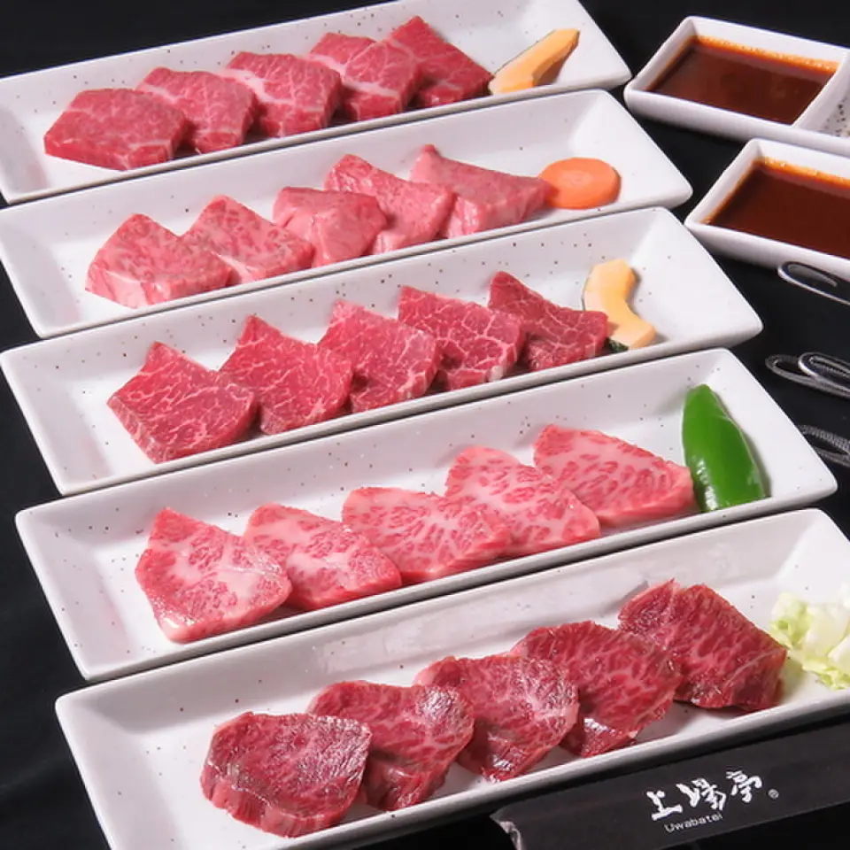 ร้านค้าของเราดำเนินการโดยผู้ค้าส่งเนื้อสัตว์โดยตรง คุณจึงสามารถเพลิดเพลินกับเนื้อสัตว์คุณภาพสูงในราคาที่สมเหตุสมผล ``ชุดอิจิบุเทอิ'' ยอดนิยมเป็นแผนราคาย่อมเยาที่ประกอบด้วย 7 รายการรวมถึงเนื้อวัวซากะในราคา <1,980 เยน> "ชุดเนื้อวากิวพิเศษ" ราคา 3,980 เยนสำหรับ 2 ถึง 3 คน ดังนั้นแม้ว่าคุณจะแบ่งปันกับทุกคน คุณก็รับประทานได้ในราคาประมาณ 2,500 เยนต่อคน! นอกจากนี้เรายังมีชิ้นส่วนหายากที่หาได้ยากอีกด้วย โปรดเพลิดเพลินไปกับยากินิกุแสนอร่อยในบรรยากาศสไตล์ผับ