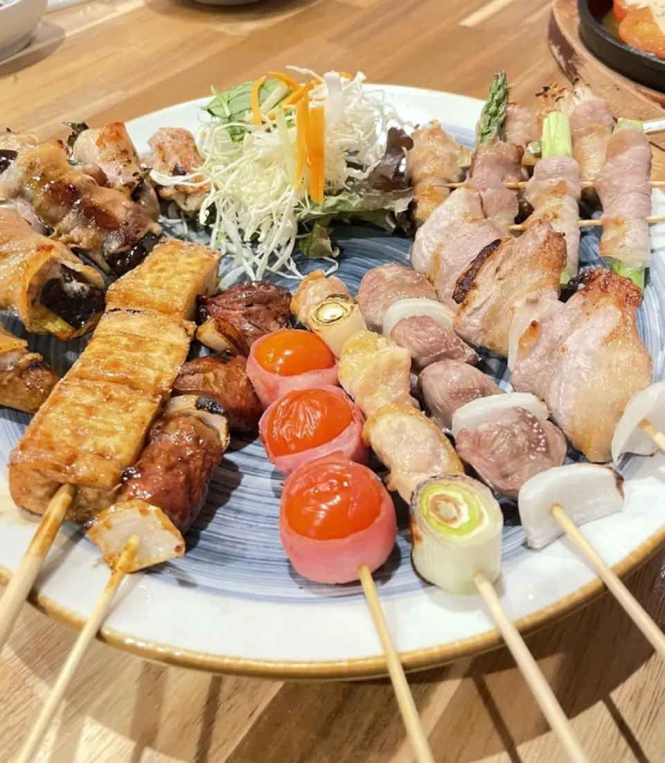 We have a wide variety of reasonably priced skewers on the menu, and we look forward to welcoming you! Our recommendation is yakitori, which is finished with a sauce that has been refined over nearly 30 years. Please enjoy this delicious taste that has been loved for many years♪ In addition to single orders, we also offer an "omakase platter" that can be shared and enjoyed by everyone. It's a great deal at 1,200 yen for 10 skewers, 2,300 yen for 20 skewers, and 3,400 yen for 30 skewers◎We also have a wide variety of dishes that go well with alcohol, such as teppanyaki dishes and fried foods!