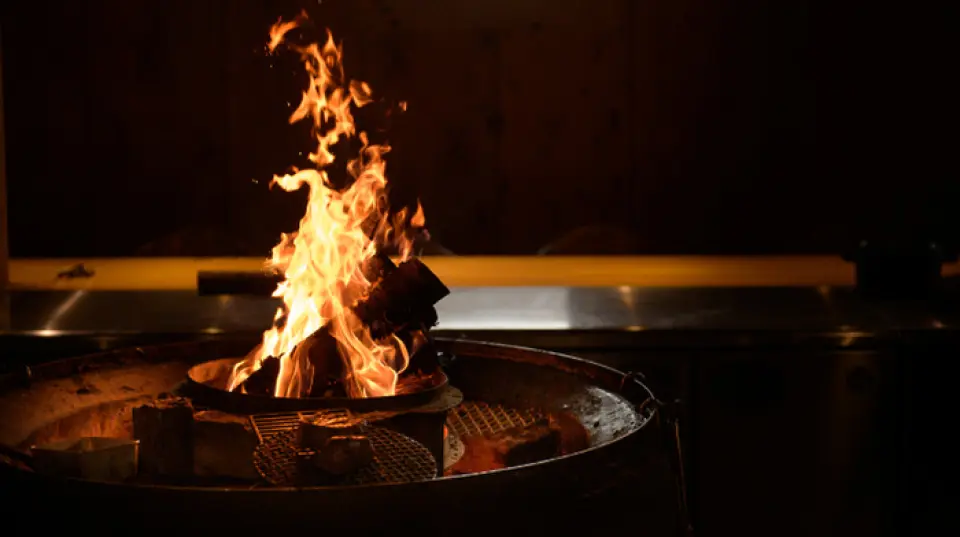 The "Koshi Camp Special Course" (7,700 yen) offers 10 dishes centered around Mr. I's "Akagyu" beef and "Running Pig". You can enjoy a satisfying meal of beef and pork at a reasonable price. In addition, the "Running Pig" is free-range raised and raised for a longer period than usual, resulting in meat with a rich flavor. The smoky and moist meat with the aroma of firewood is simply served with salt.