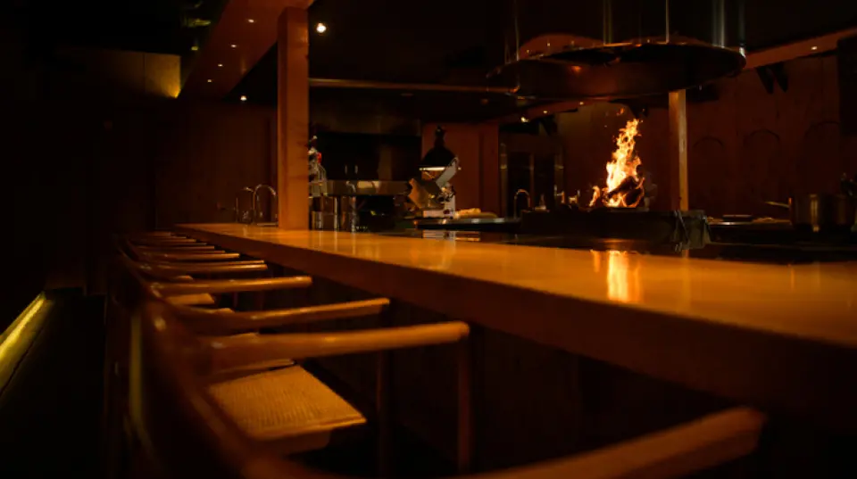 The interior of the restaurant is chic and calm, with warm wooden decor at the center. In the center, surrounded by a U-shaped counter, there is a grill where firewood is always burning. You can enjoy watching the meat you ordered being grilled, so it is recommended for dates or meals with friends. There are also table seats that are perfect for anniversaries and birthdays. Enjoy a relaxing meal while watching the flickering flames.