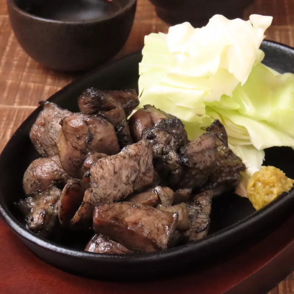 We serve Jidori chicken delivered directly from "Kutsu Miyazaki" over charcoal grilling, allowing you to fully enjoy the deliciousness of the ingredients. Thanks to careful breeding, you can enjoy the tender meat packed with flavor. Miyazaki specialty "Chicken Nanban" is prepared using a method taught to us by a local. Enjoy this dish that tastes like home cooking with a slightly sweet tartar sauce made with lots of eggs. We also have gyoza from Miyazaki's famous restaurant "Gyoza no Maruoka". This popular menu item allows you to enjoy a Maruoka dish in Hakata, unique to our restaurant.