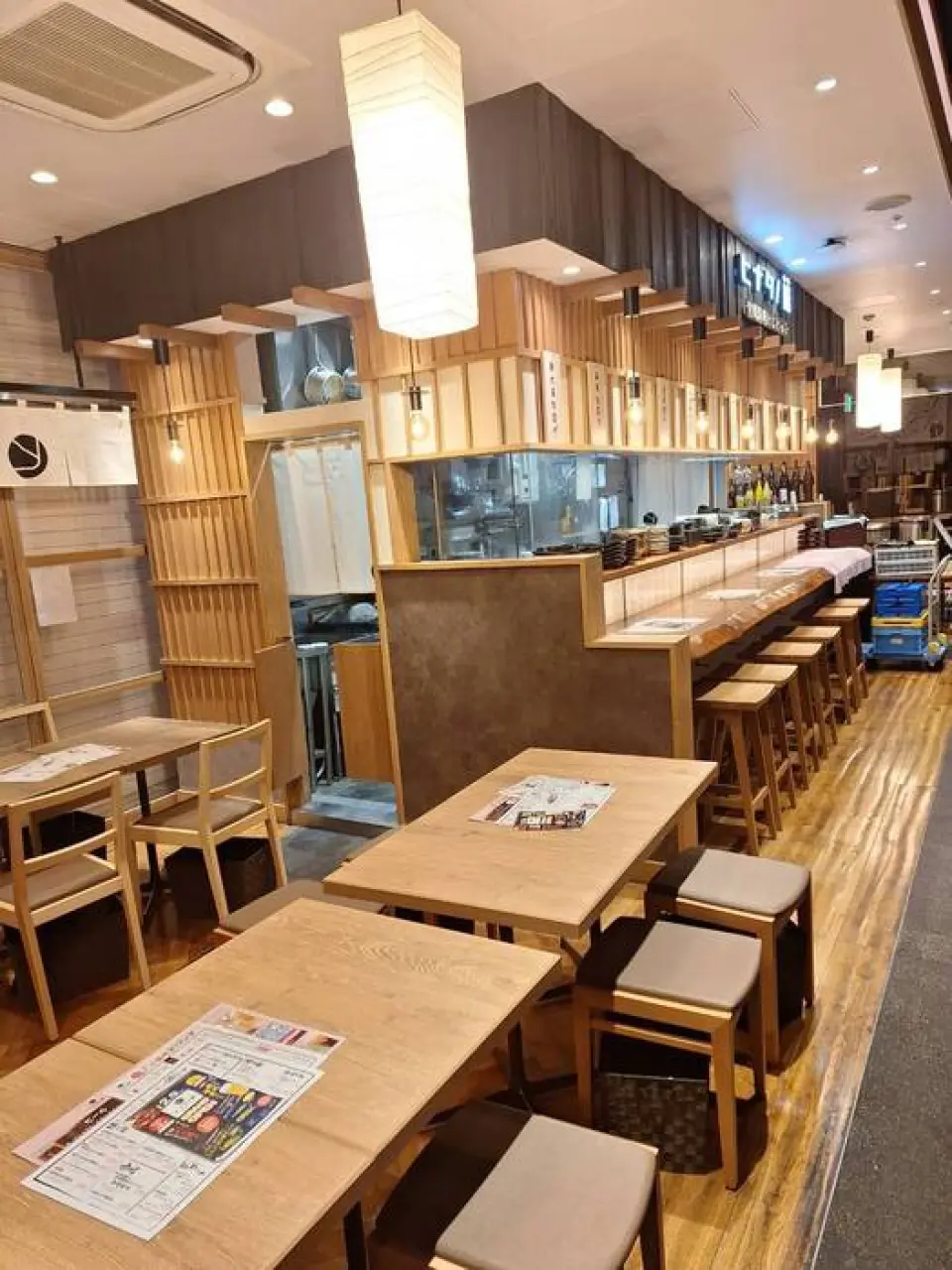 Hinatanokura is a restaurant in Hakata where you can experience the atmosphere of Miyazaki. Its convenient location, just one minute from the nearest station, is also an attractive point. The restaurant has a light wood-toned interior, creating a cozy and relaxing space. We offer counter seats that are convenient for solo diners, as well as table seats that are perfect for intimate gatherings. We also accept reservations for private parties of up to 20 people, making it ideal for various banquets, including welcome and farewell parties! Please use it for a variety of occasions, such as after work or a meal while sightseeing.