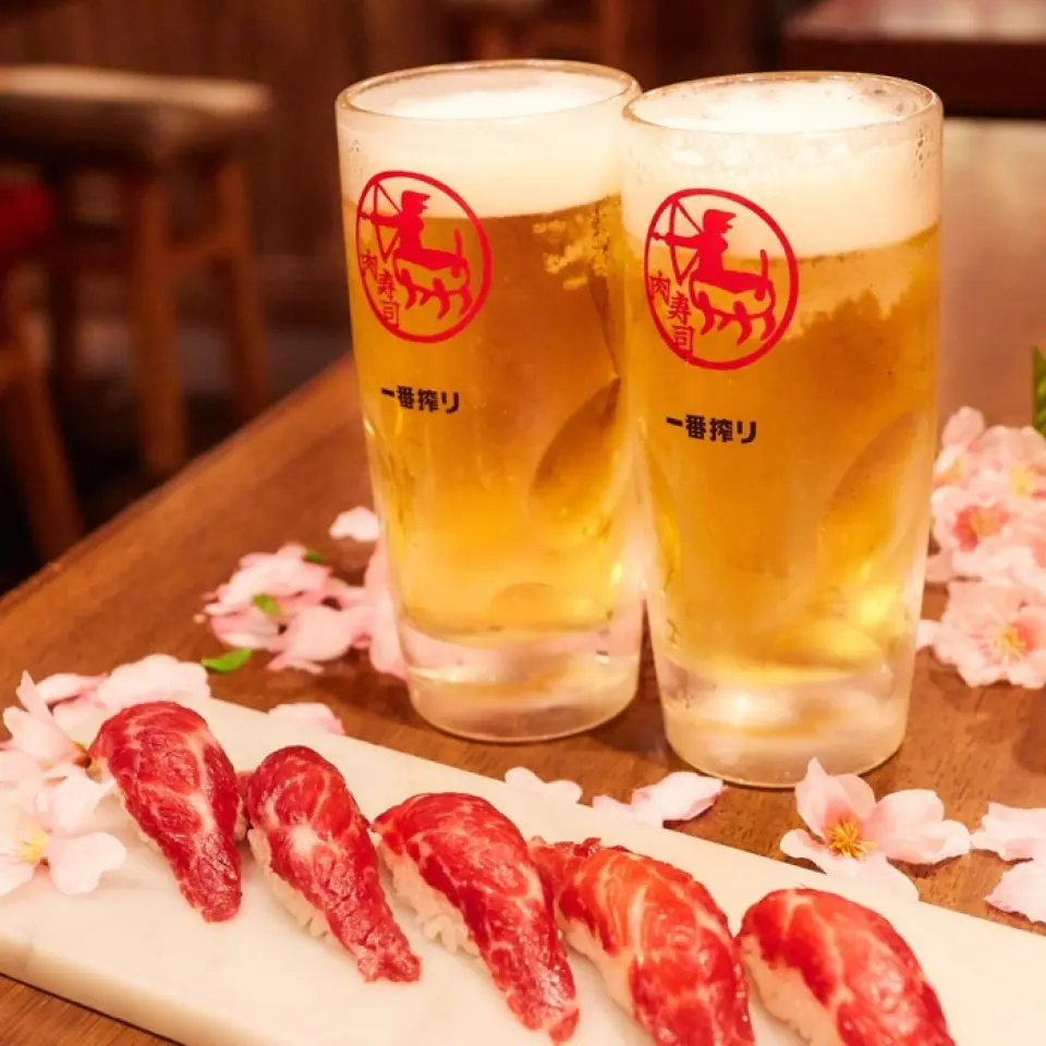 นอกจากนี้เรายังมีเครื่องดื่มให้เลือกมากมาย เช่น เบียร์ ค็อกเทล ไวน์ สาเก และโชจู เพลิดเพลินกับอาหารประเภทเนื้อสัตว์แสนอร่อยและเครื่องดื่มแอลกอฮอล์นานาชนิด มีที่นั่งแบบเคาน์เตอร์ให้บริการด้วย ยินดีต้อนรับการดื่มคนเดียว อินทผาลัม และกลุ่มเล็กๆ