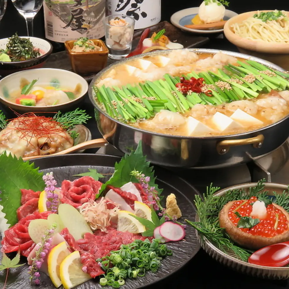 所有菜餚均配有從熊本直送的招牌內臟火鍋和馬肉生魚片。最優質的雲吞馬生魚片、使用珍貴的牛塊（一頭牛隻能獲得 300 克）製成的「醋漬內臟」、博多明太子和芝麻鰤。 *週末和假日前的預訂都已滿，因此我們建議您儘早預訂。