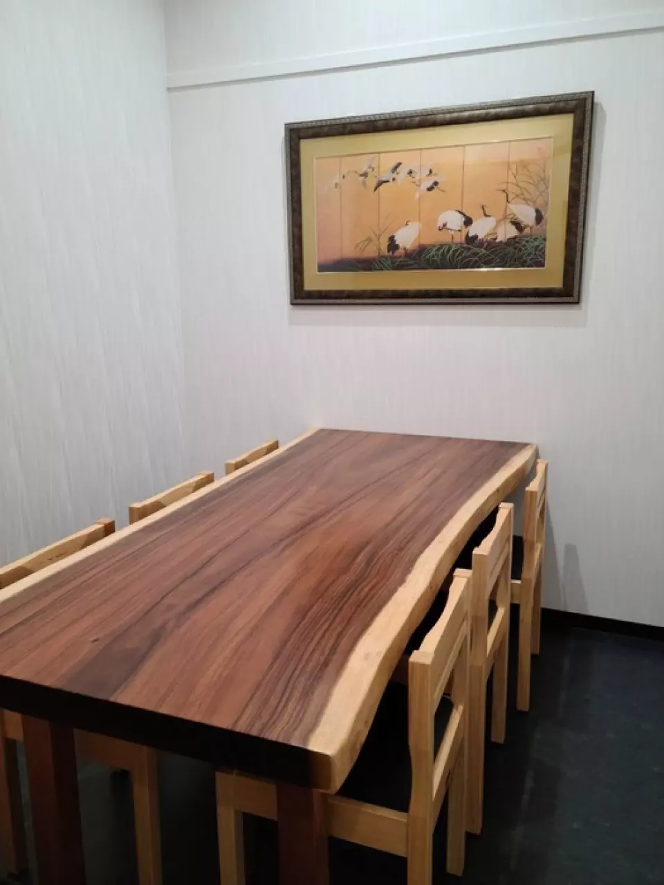 這是店主親自前去採購的特殊桌子。這是一張由名為“Monkey Pod”的樹製成的單板桌，這種樹以“Kono-Ki-Nan-Ki-Ni-Ni-Naru-Ki”而聞名。毫無疑問，在這個空間吃的壽司會特別美味！