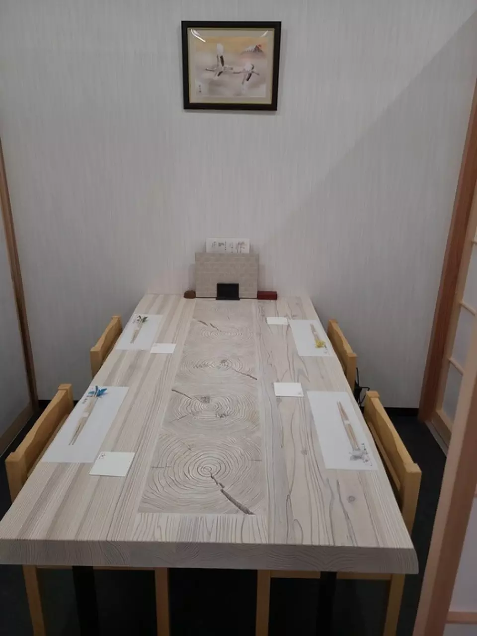 從娛樂到約會，您可以在配有單人餐盤的私人房間中享受包含無限暢飲的懷石料理課程。