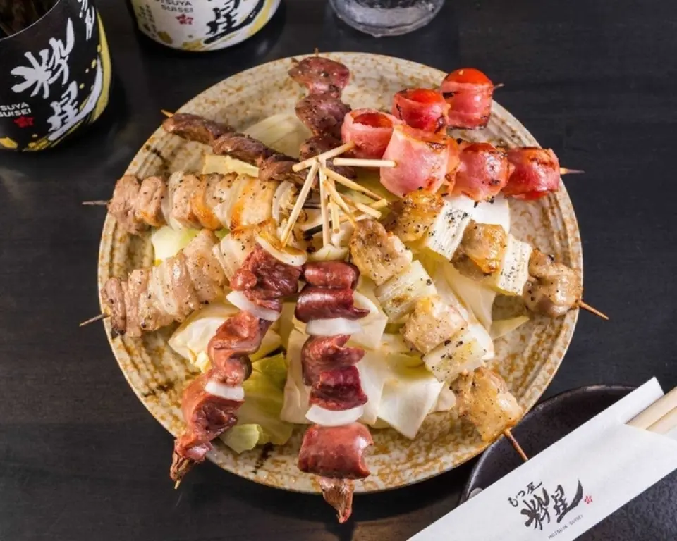The owner himself carefully selects from over 10 suppliers to get the freshest "motsu" of the day! The appeal is that you can enjoy all kinds of "motsu" from chicken, pork, beef, etc. ◎ The rare [skewers] using such "motsu" are a proud dish. Chicken... Akasuji (heart root) and gizzard, Beef... Hatsutoro (fatty heart *rare!), Pitch (red tripe) with a texture similar to Shiro, etc., Pork... Belly, Belly rolls, etc. We also offer the easy and popular [omakase platter]. Give it a try!