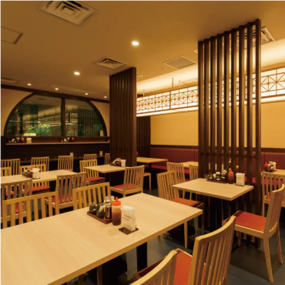 本店位於JR博多City Amu Plaza【City Dining Kuten】9樓。店內寬敞，設有適合單身顧客的吧台席和桌席，方便您購物或觀光時順便光顧。使用鹿兒島黑豬，費時費力手工製作的美味炸豬排。享受這家受歡迎的餐廳的風味，您可以在各種場合從第一口到最後一口享用美味佳餚。