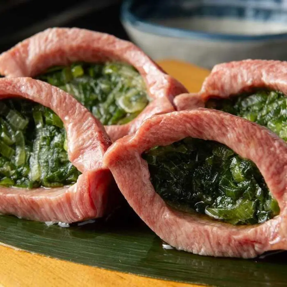 使用高级和牛牛舌制成的“葱包舌”是我们的招牌菜单！将大量的葱浸泡在特制的酱汁中，再用厚厚的牛舌包裹而成的杰作。请尽情享受香浓的葱味和多汁的肉汁的和谐♪ 由于数量有限，建议尽早点餐 ◎ 尝试一下店长直接教的吃法。