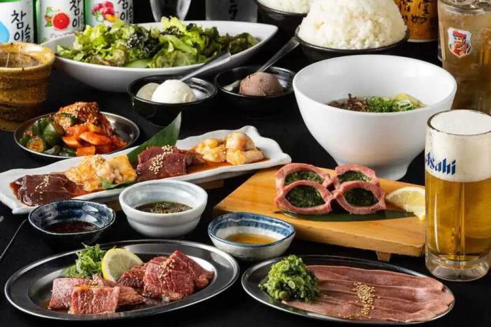 除了著名的葱包舌之外，还有和牛小排、里脊肉、什锦内脏、无限量米饭、尾部拉面等10道菜品的宴会套餐。◎每周一、周二、周四，也接受当日预订！另外，还有120分钟的无限畅饮，绝对让您心满意足♪ 与朋友、同事聚会、约会、团体聚会等时请务必来此店！