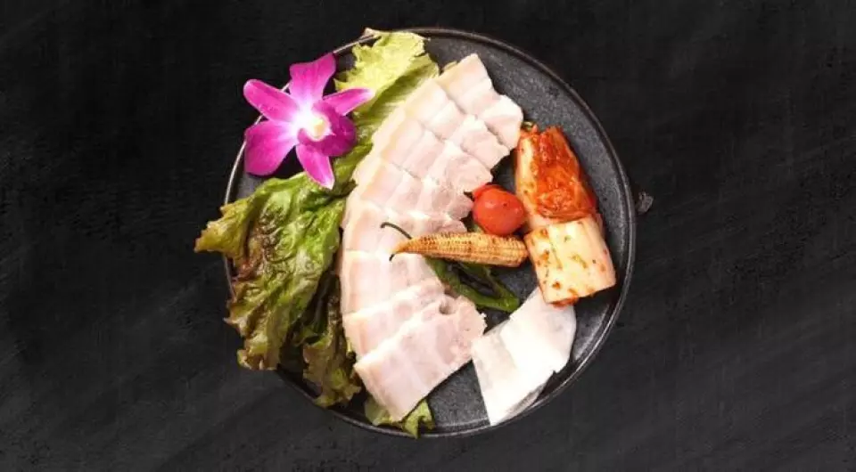 推薦搭配酒和米飯的「Digi Kalbi」。我們使用在大自然的清新空氣和水中飼養的優雅而美味的“霧島山六SPF豬”，並使用我們自己的特殊飼料。享受用炭烤的香肉，沾上我們特製的醬汁。這兩道菜也可以當作套餐享用！