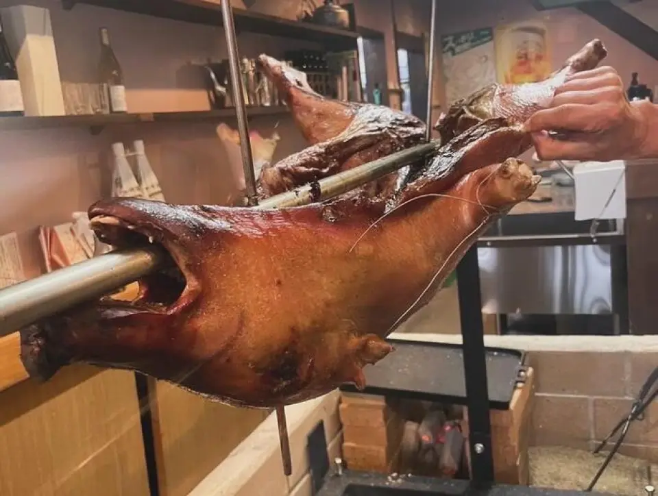 這是一家獵人直營的烤肉店，可以品嚐到烤野豬。 *根據我們的研究，10人以上需要預約，這在日本是第一次。