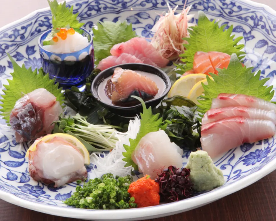 Delivered directly from Nagahama Market! Our chef carefully selects and purchases fresh fish caught that morning, so you can always enjoy the freshest seasonal fish. [Natural sea bream sashimi], [Flounder sashimi caught that morning], and [Live squid] are all taken out of the tank and served freshly cut, so you can enjoy that crystal clear live squid here at Daimyo! [Sashimi platter] is a luxurious assortment of fresh fish caught that morning, and is a star at any party ☆ It's in season now! Please enjoy plenty of seafood that is outstanding in both quality and quantity.