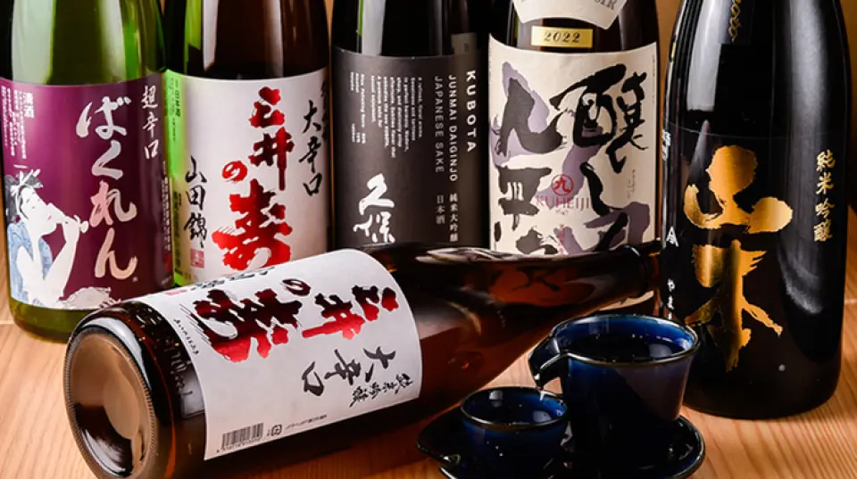 從全國各地嚴選的6種日本酒。我們也準備了酒杯和清酒瓶，讓您可以享受比較飲料的樂趣。生啤酒包括札幌黑標啤酒和惠比壽瓶裝啤酒。我們也提供標準飲料，例如高球酒和酸酒。另外，使用套裝時還可以額外付費享用無限暢飲！請隨意用於聚會等。
