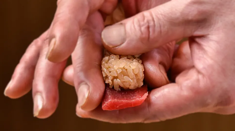 以玄界海的海鮮為主，福岡九州的鮮魚種類豐富。高島的藍鰭金槍魚全年都有美味的脂肪，我們是批量採購的，所以我們可以以合理的價格為您提供一切。能夠以合理的價格品嚐壽司師傅製作的壽司也是一大魅力。推薦可以比較鮪魚、鮭魚、白肉等的「三件組」。