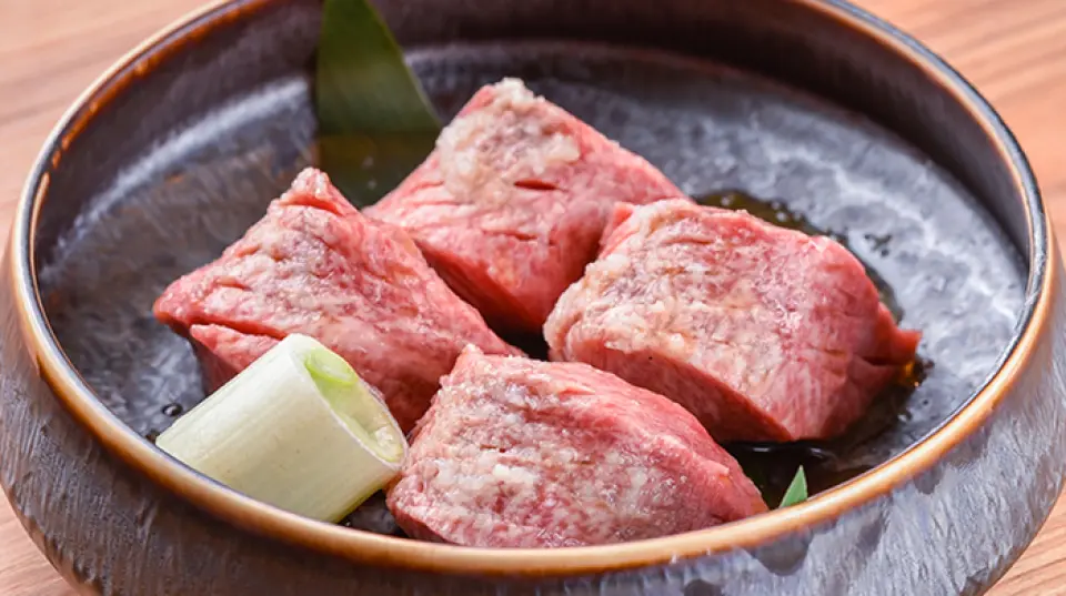 Our restaurant uses A5 rank Japanese Black Beef. From our proud "fresh thick-sliced liver" to "thick-sliced tongue" that fully conveys the sweetness of the meat, and "shabu-loin" that is perfect served on freshly cooked rice, you can enjoy high-quality beef at a reasonable price. We also offer two types of courses packed with popular dishes such as top-grade tongue, fatty tetchan, and meat sushi. Both courses include all-you-can-drink, making them a great deal. Please make a reservation for business entertainment, an anniversary date, etc.