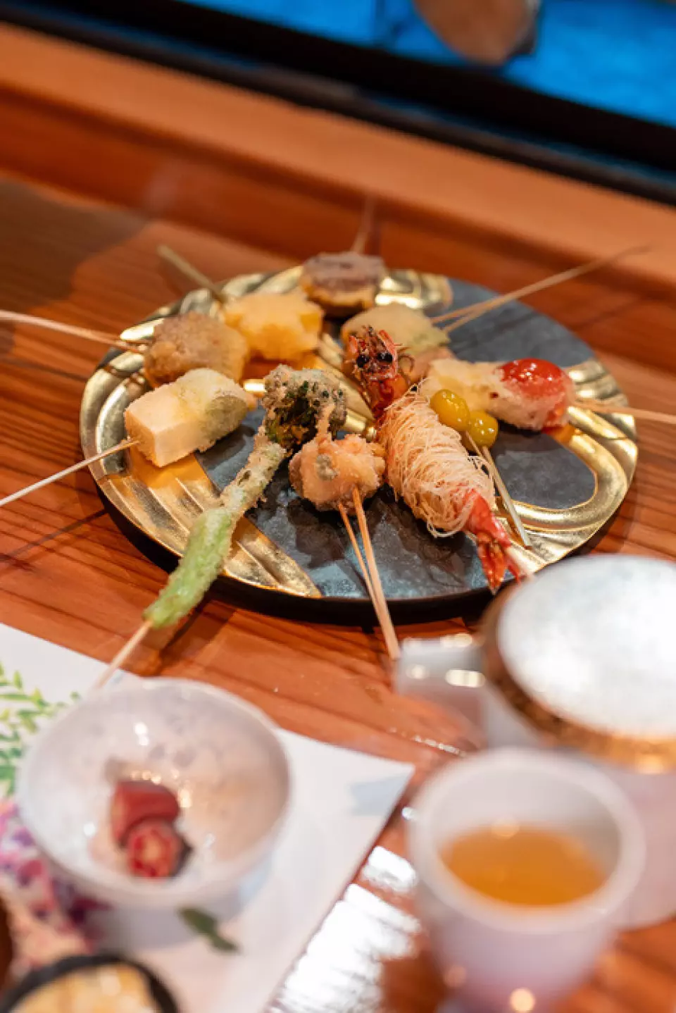 Our carefully selected skewers are made with carefully selected ingredients from Itoshima. We offer a variety of rare dishes, including fresh seafood such as live oysters, scallops, and turban shells taken from the fish tanks in the restaurant, as well as Itoshima wild boar, Annou potatoes, and wild yams grown in-house. The skewers are lightly coated with fine breadcrumbs and fried in healthy sunflower oil for a crispy texture. We plan to gradually update our ala carte menu, so please enjoy our skewers, which highlight the natural flavor of the ingredients, whether as a course or as a single item.