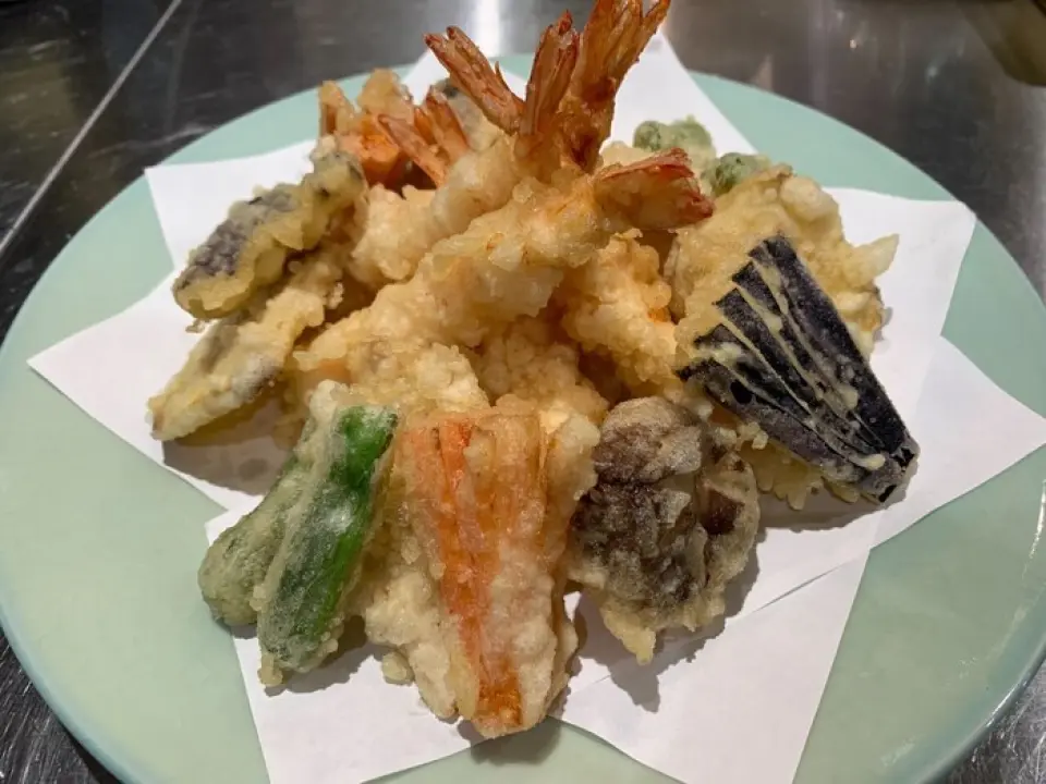 We are proud of our sushi made with fresh fish carefully selected by the chef at Nagahama Fish Market every morning. We also use "Isa rice" from Kagoshima Prefecture, which is delicious even when cooled. To ensure that everyone is satisfied, the toppings are thicker than in other sushi restaurants. Please enjoy each and every sushi with plenty of volume! In the evening, we also offer a la carte dishes that go well with alcohol. We have a wide variety of recommended dishes that match the day's stock, such as the seasonal "cod milt". We also have a wide variety of sashimi, seared dishes, grilled dishes, simmered dishes, and tempura.