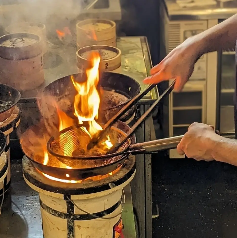 A simple yet powerful specialty dish that we are proud of, grilled over charcoal! We bring it rare to lock in the flavor. You can enjoy the flavor of the ingredients and the aroma of the charcoal, so please come and try it! We also have a course that includes all-you-can-eat Kemuriyaki and all-you-can-drink. The all-you-can-eat and all-you-can-drink course is available for use on the day, so please drop by.