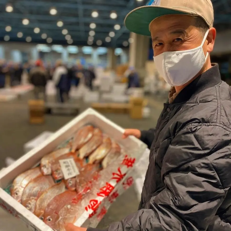 我们的经纪人每天早上都会去市场参加拍卖，这使我们能够在早上生产新鲜的鱼。丸秀竭尽全力以最快的速度和最便宜的价格提供口感松脆的时令鱼！ ！