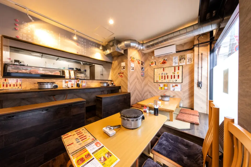 We have one table seating for four people and one tatami room seating for five people! Each room is spacious and can be used by colleagues, family, etc. The restaurant can be reserved exclusively for parties of 6 to 12 people or more.